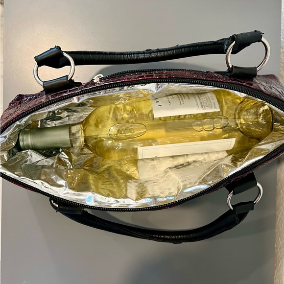 WINE CLUTCH-BURGUNDY CROC SINGLE
BOTTLE WINE TOTE INCLUDES WINE BOTTLE OPENER - Picture 5 of 5